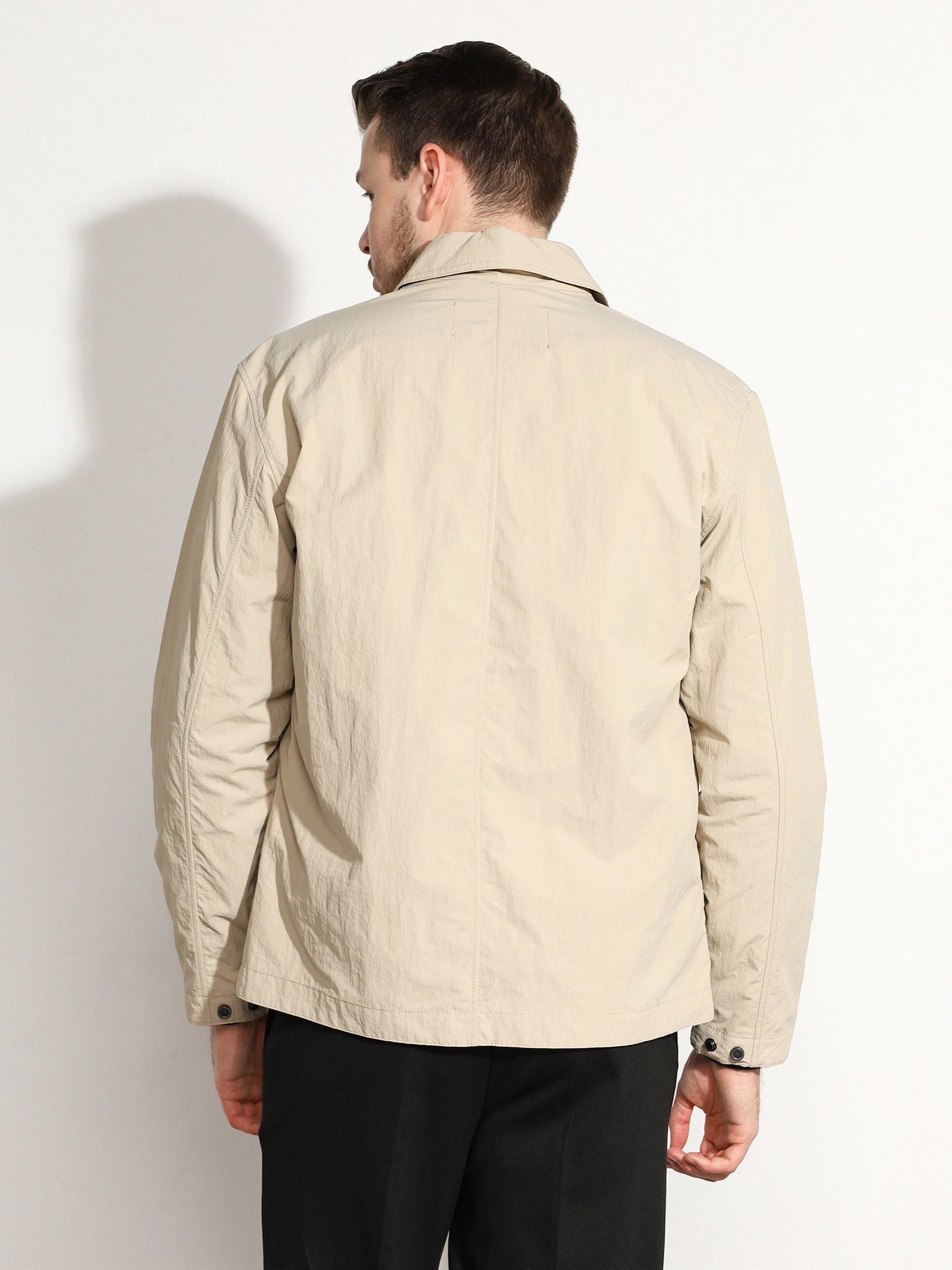 Куртка-ветровка бежевого цвета 